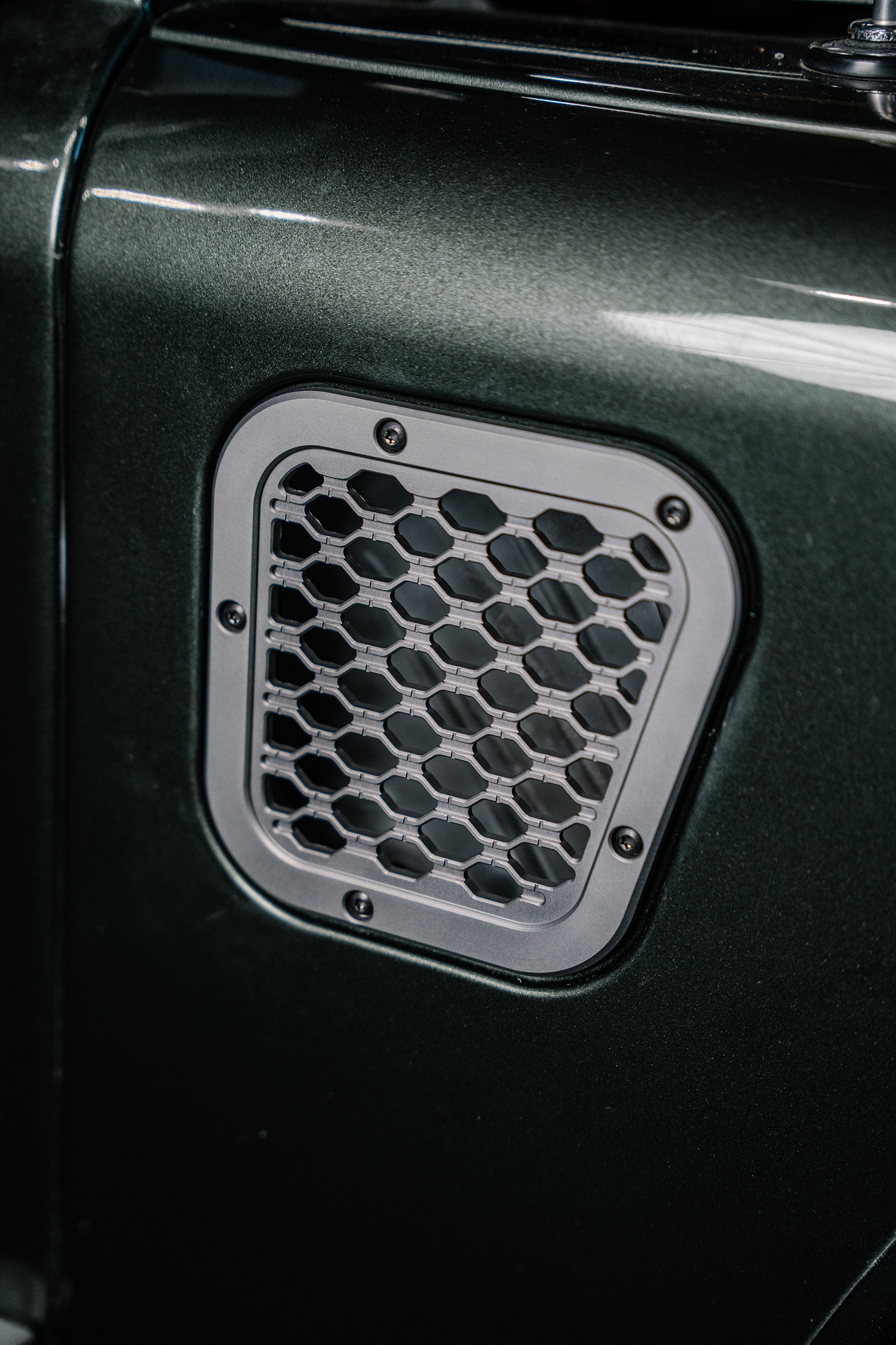 Defender Wing Side Vent - Right Hand